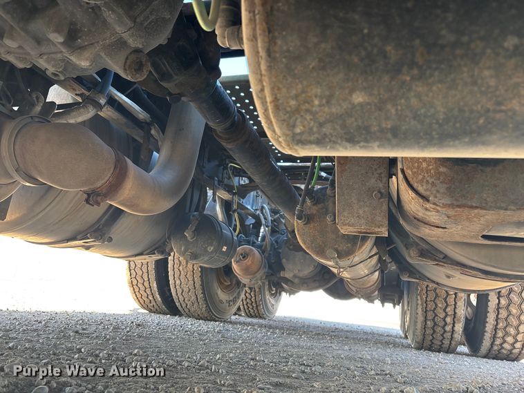 image for item YA2282 2017 Freightliner Cascadia 125 semi truck