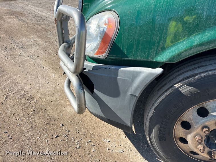 image for item YA2282 2017 Freightliner Cascadia 125 semi truck