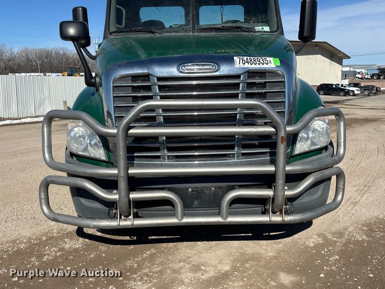 image for item YA2282 2017 Freightliner Cascadia 125 semi truck