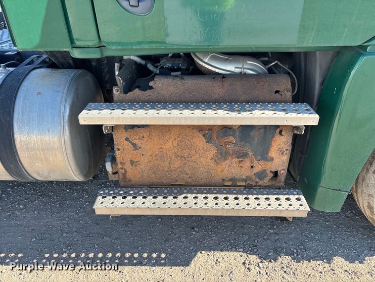 image for item YA2282 2017 Freightliner Cascadia 125 semi truck