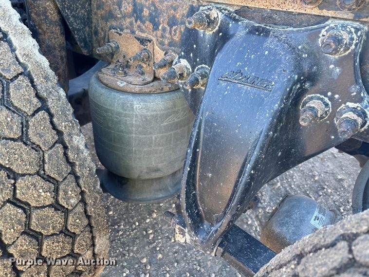 image for item YA2282 2017 Freightliner Cascadia 125 semi truck