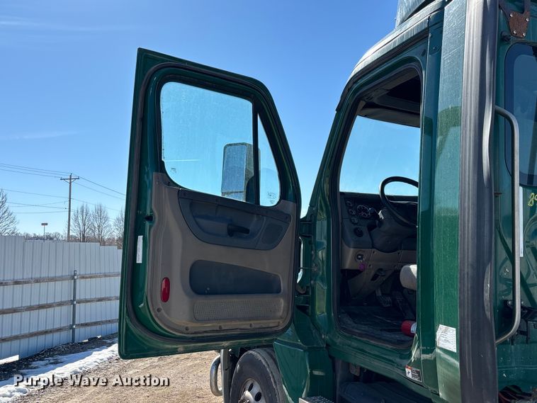 image for item YA2282 2017 Freightliner Cascadia 125 semi truck