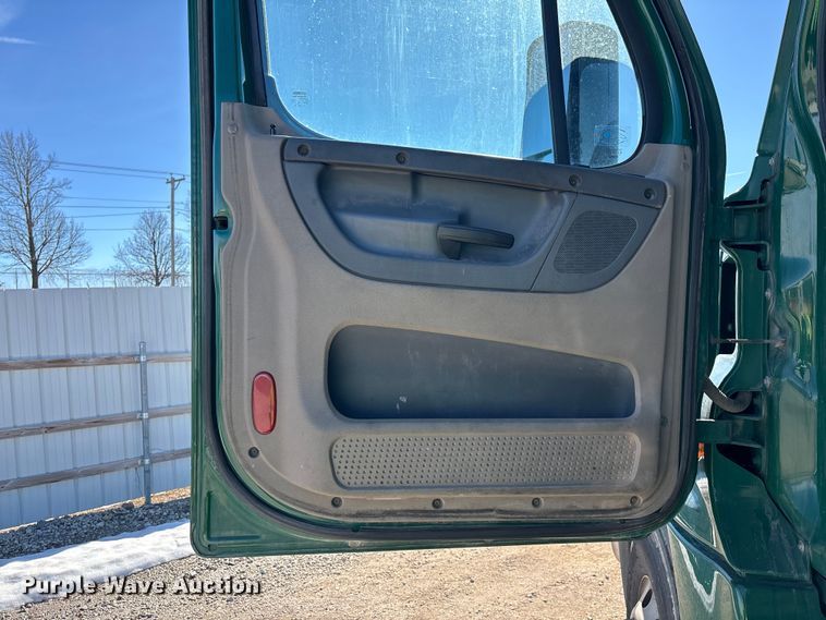 image for item YA2282 2017 Freightliner Cascadia 125 semi truck