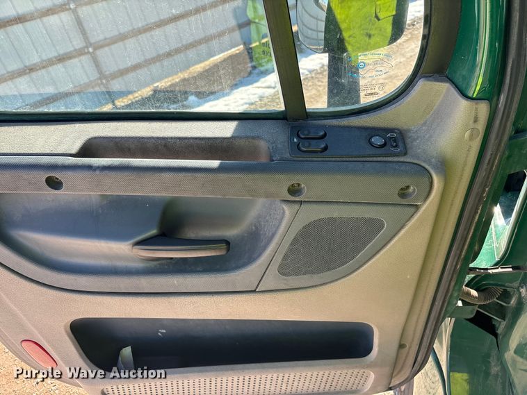 image for item YA2282 2017 Freightliner Cascadia 125 semi truck