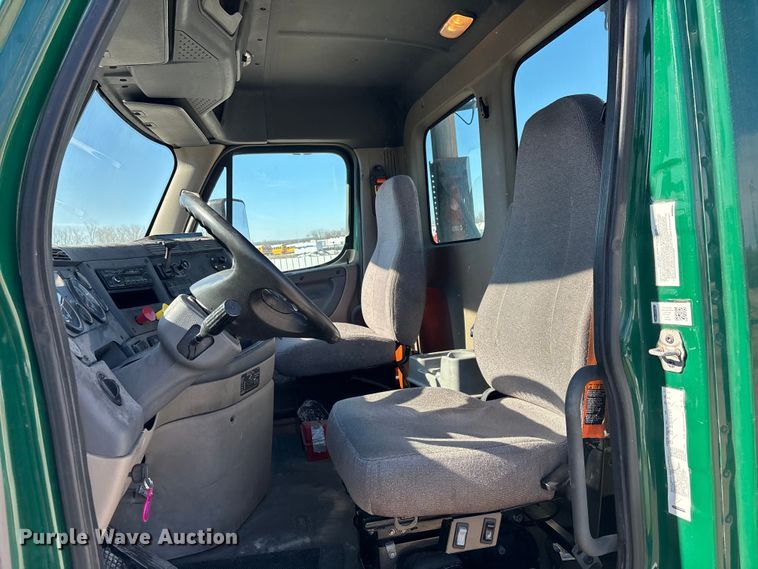 image for item YA2282 2017 Freightliner Cascadia 125 semi truck