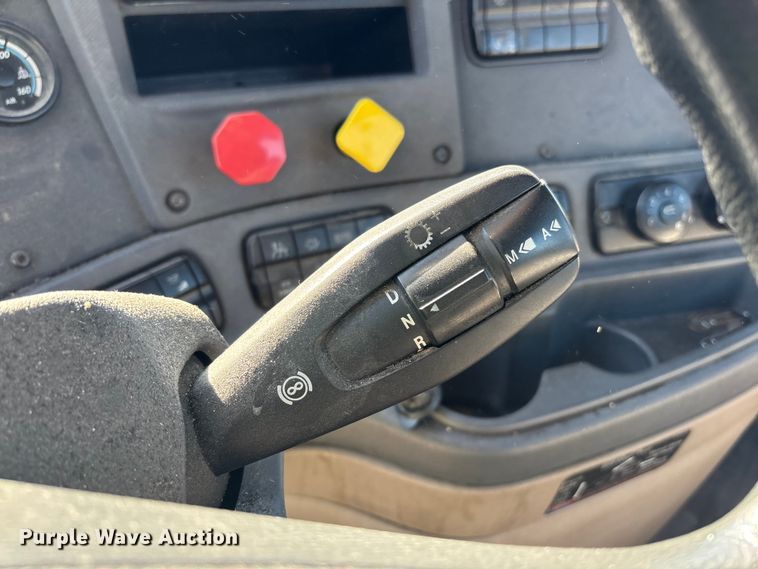 image for item YA2282 2017 Freightliner Cascadia 125 semi truck