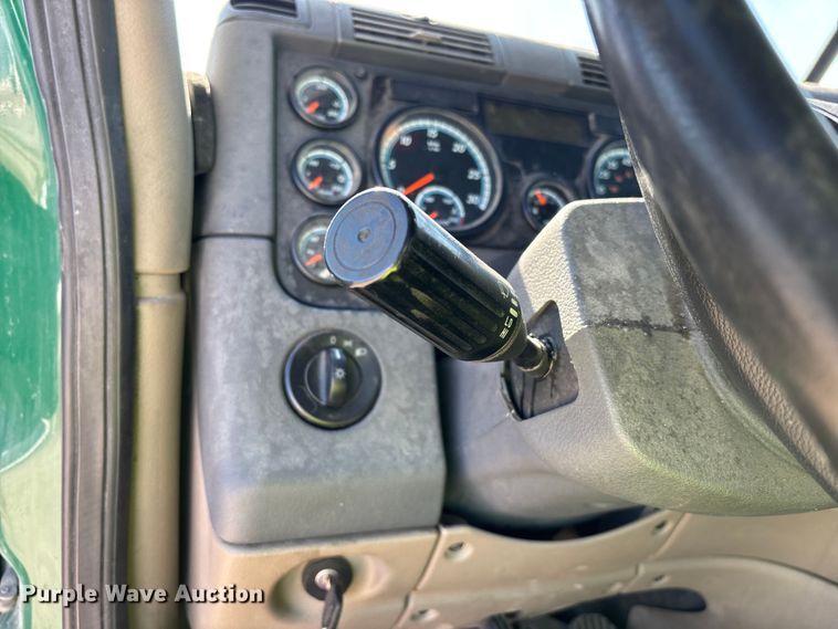 image for item YA2282 2017 Freightliner Cascadia 125 semi truck