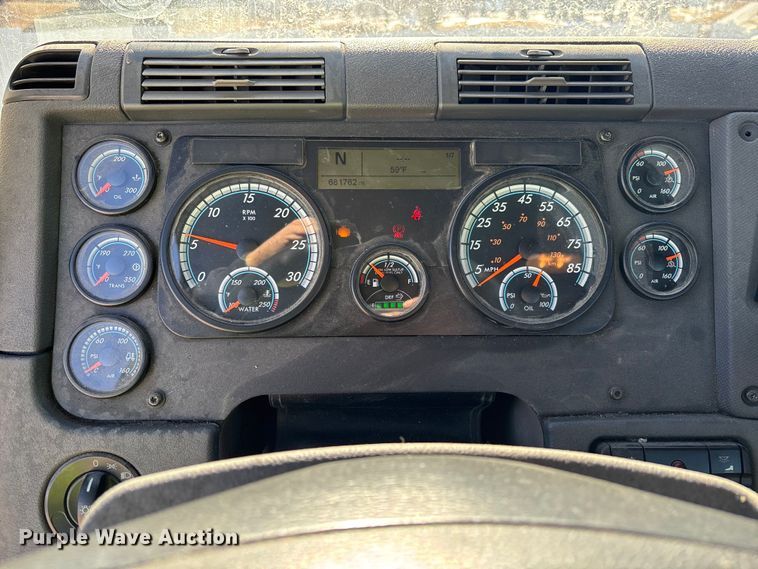 image for item YA2282 2017 Freightliner Cascadia 125 semi truck