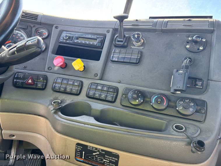 image for item YA2282 2017 Freightliner Cascadia 125 semi truck