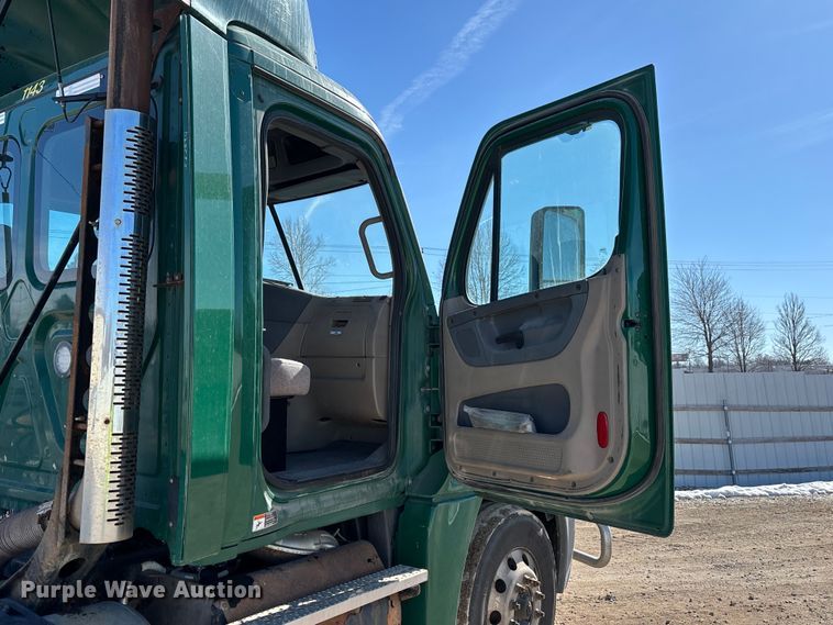 image for item YA2282 2017 Freightliner Cascadia 125 semi truck