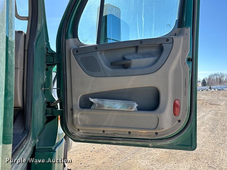 image for item YA2282 2017 Freightliner Cascadia 125 semi truck