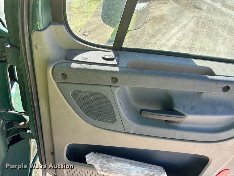 image for item YA2282 2017 Freightliner Cascadia 125 semi truck