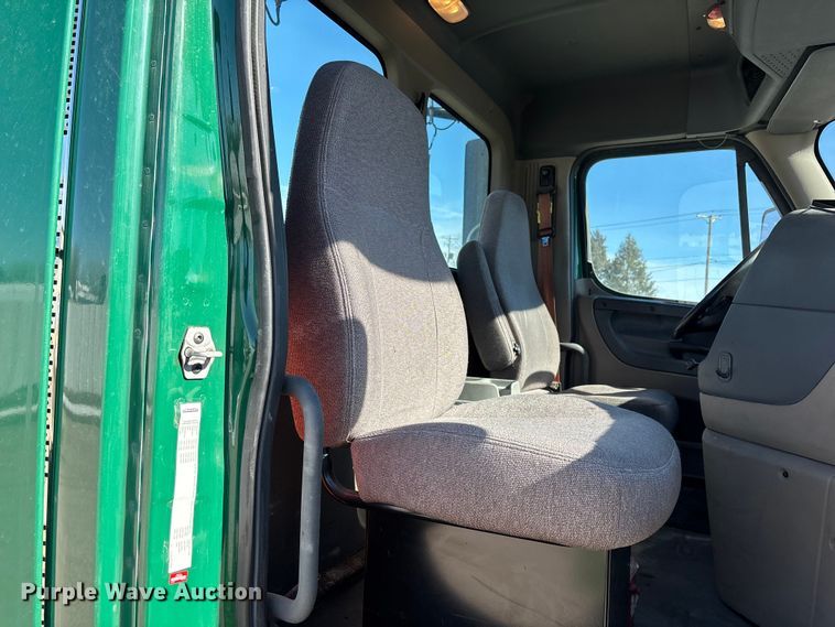 image for item YA2282 2017 Freightliner Cascadia 125 semi truck