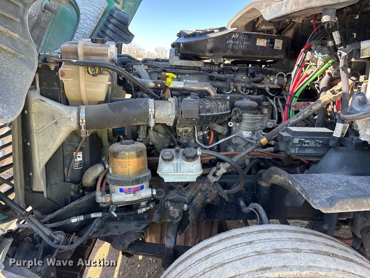 image for item YA2282 2017 Freightliner Cascadia 125 semi truck