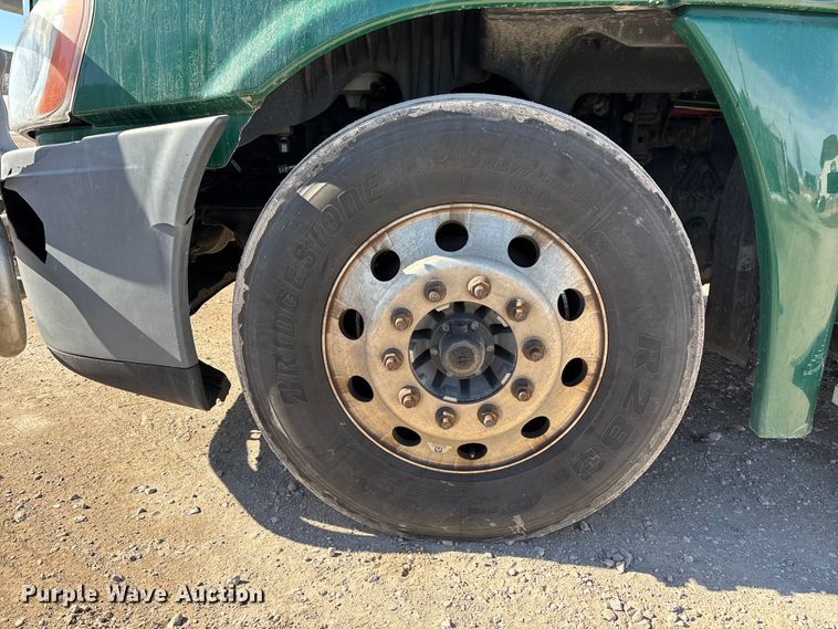 image for item YA2282 2017 Freightliner Cascadia 125 semi truck