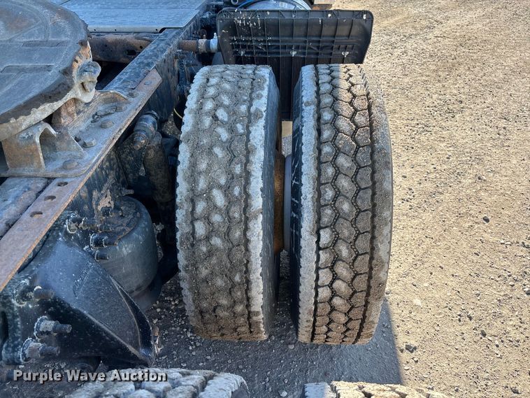 image for item YA2282 2017 Freightliner Cascadia 125 semi truck