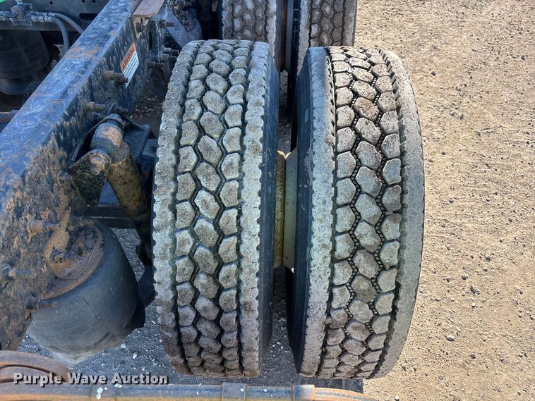 image for item YA2282 2017 Freightliner Cascadia 125 semi truck