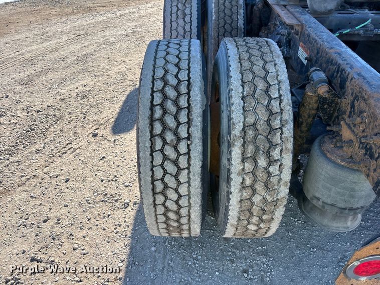 image for item YA2282 2017 Freightliner Cascadia 125 semi truck