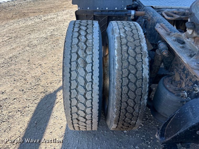 image for item YA2282 2017 Freightliner Cascadia 125 semi truck