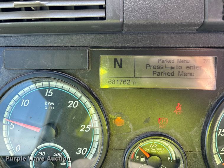 image for item YA2282 2017 Freightliner Cascadia 125 semi truck