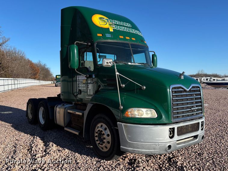 image for item YA2284 2016 Mack CXU613 semi truck