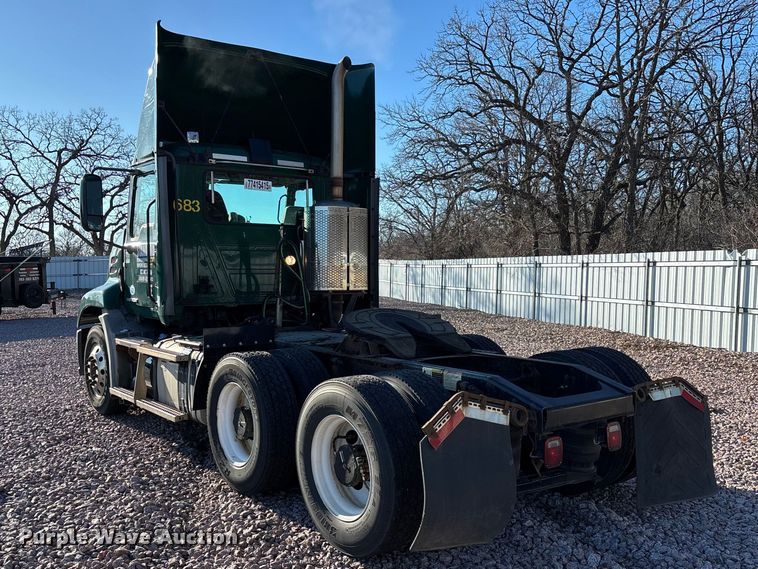 image for item YA2284 2016 Mack CXU613 semi truck