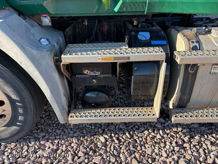 image for item YA2284 2016 Mack CXU613 semi truck