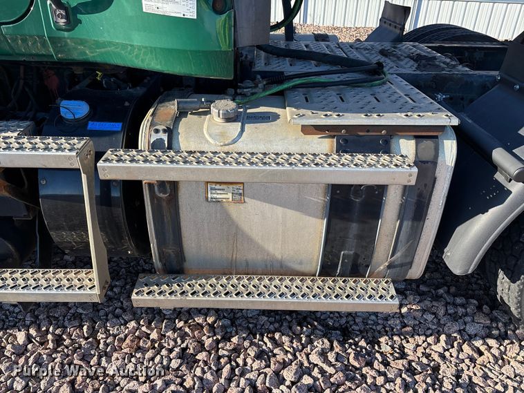 image for item YA2284 2016 Mack CXU613 semi truck