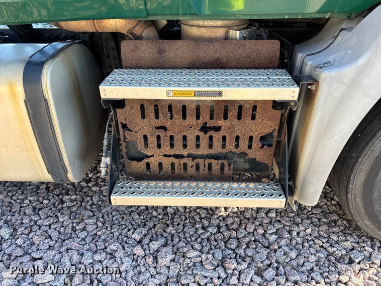 image for item YA2284 2016 Mack CXU613 semi truck