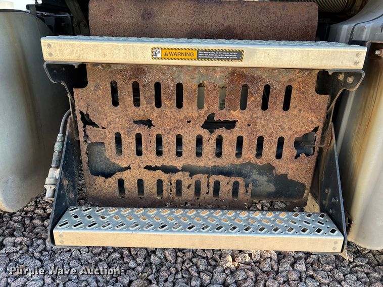 image for item YA2284 2016 Mack CXU613 semi truck