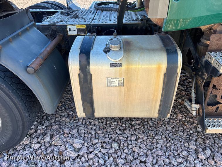 image for item YA2284 2016 Mack CXU613 semi truck