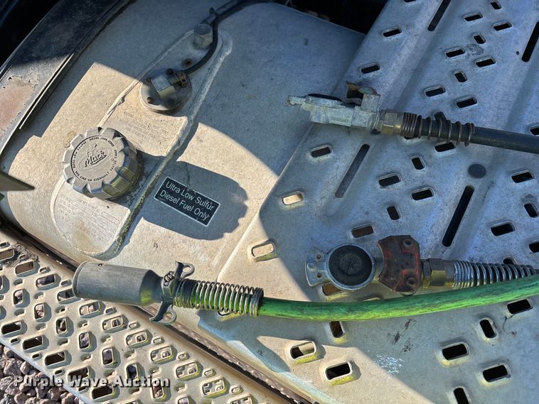 image for item YA2284 2016 Mack CXU613 semi truck