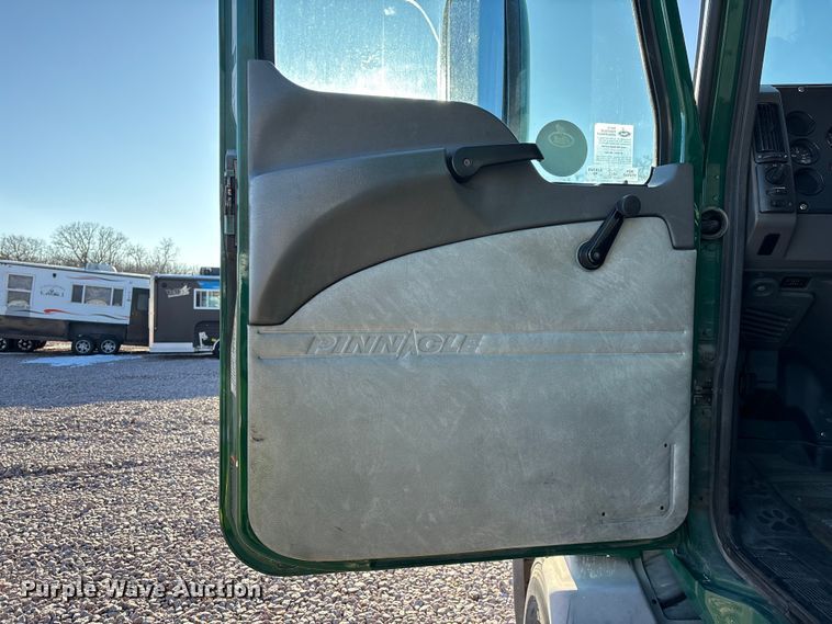 image for item YA2284 2016 Mack CXU613 semi truck