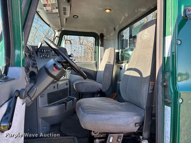 image for item YA2284 2016 Mack CXU613 semi truck