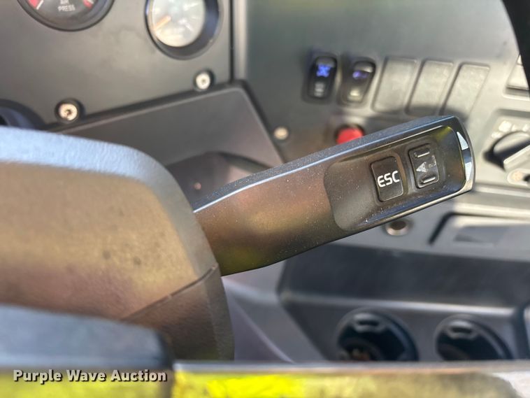 image for item YA2284 2016 Mack CXU613 semi truck