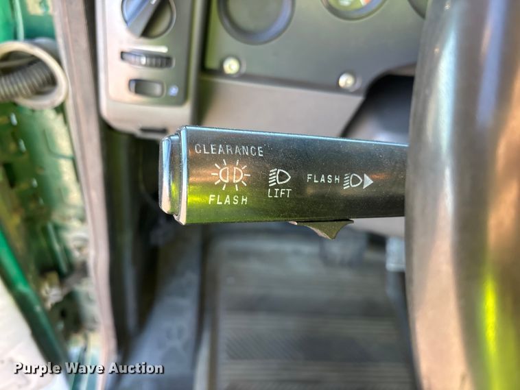 image for item YA2284 2016 Mack CXU613 semi truck