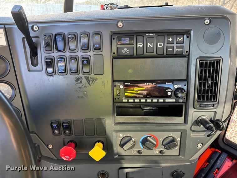 image for item YA2284 2016 Mack CXU613 semi truck