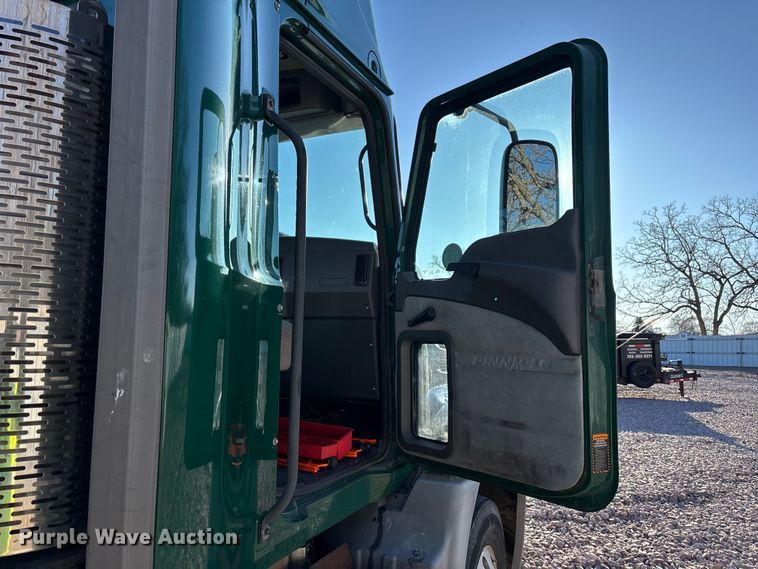 image for item YA2284 2016 Mack CXU613 semi truck