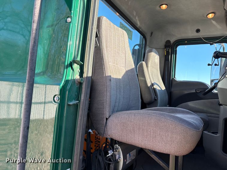 image for item YA2284 2016 Mack CXU613 semi truck