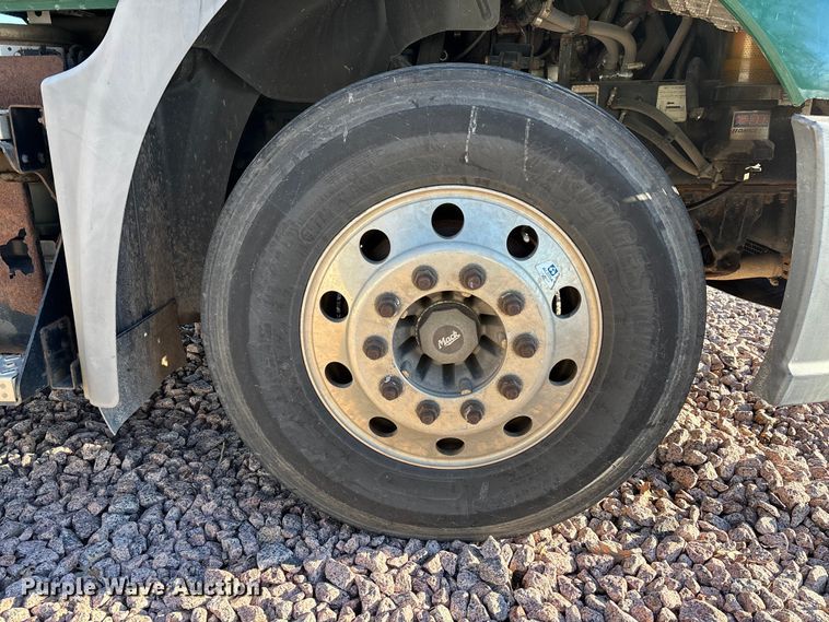 image for item YA2284 2016 Mack CXU613 semi truck