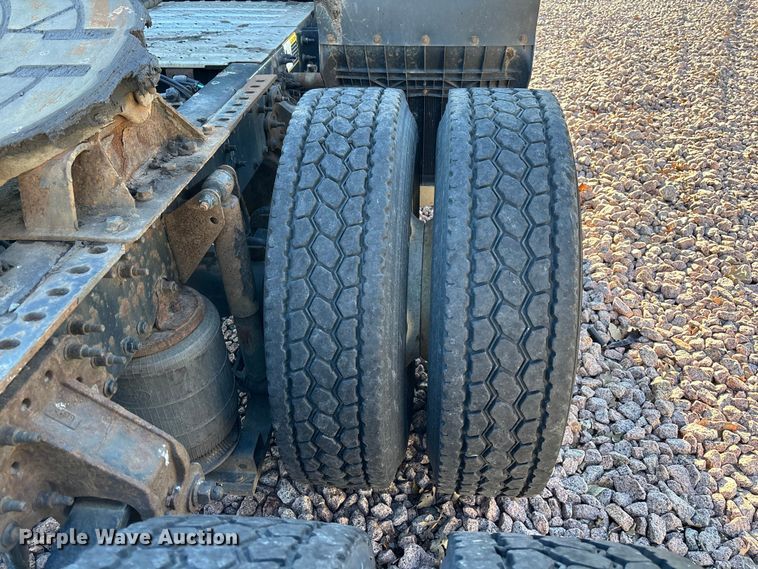 image for item YA2284 2016 Mack CXU613 semi truck