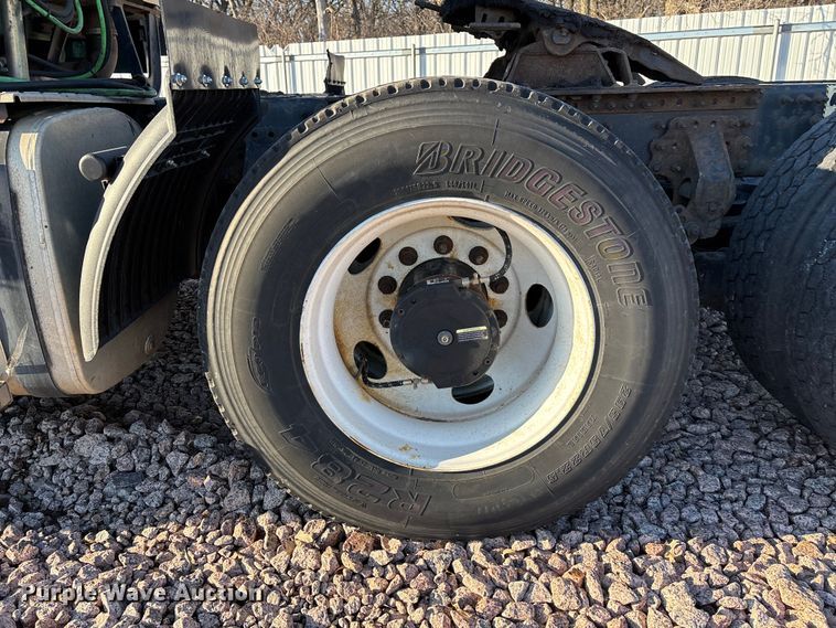 image for item YA2284 2016 Mack CXU613 semi truck