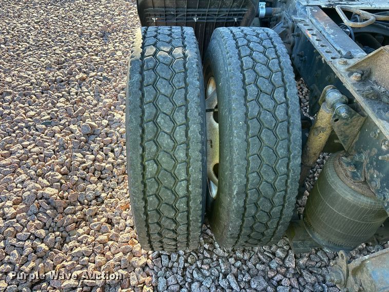 image for item YA2284 2016 Mack CXU613 semi truck