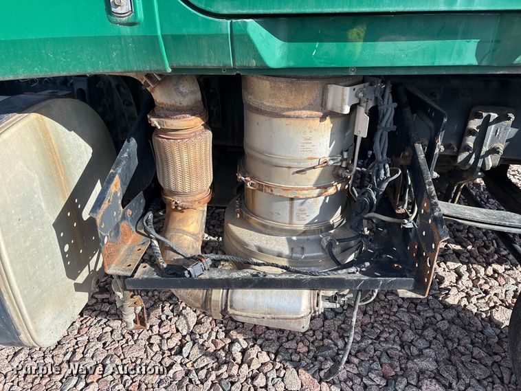 image for item YA2285 2016 Mack CXU613 semi truck