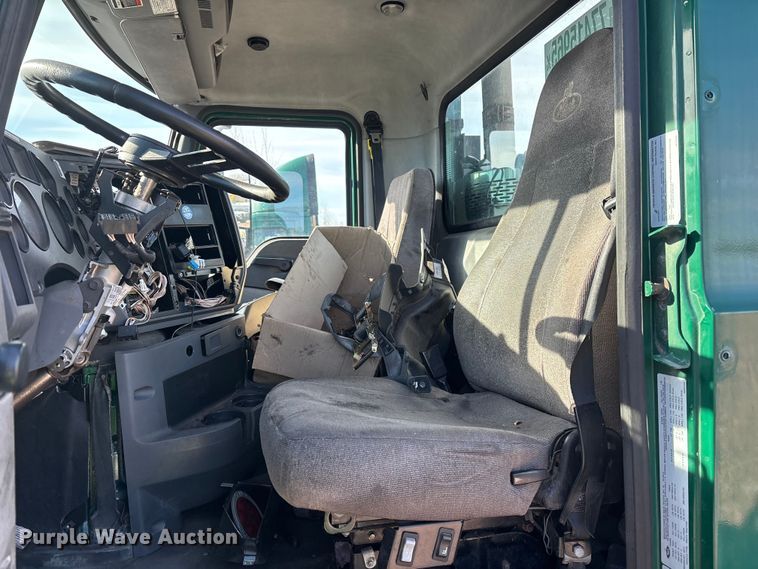 image for item YA2285 2016 Mack CXU613 semi truck