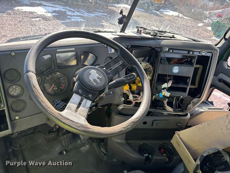 image for item YA2285 2016 Mack CXU613 semi truck