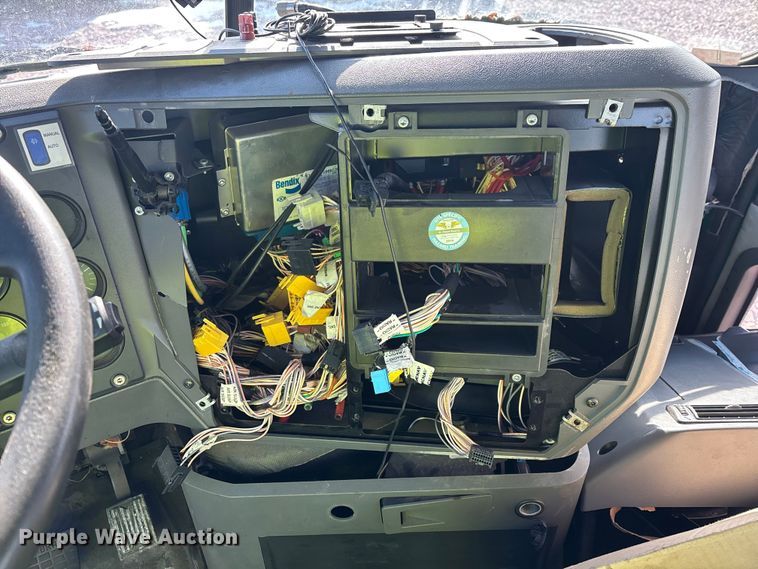 image for item YA2285 2016 Mack CXU613 semi truck