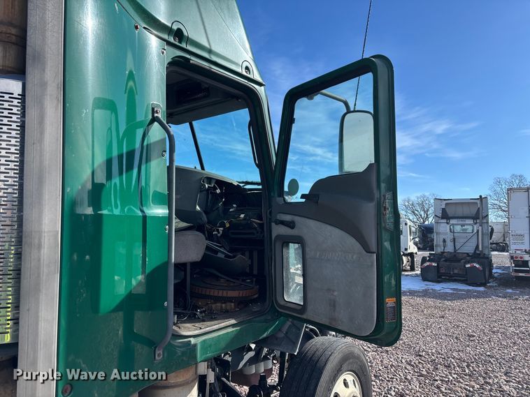 image for item YA2285 2016 Mack CXU613 semi truck