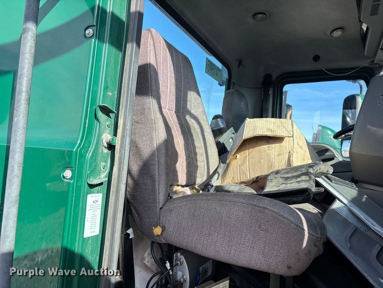 image for item YA2285 2016 Mack CXU613 semi truck