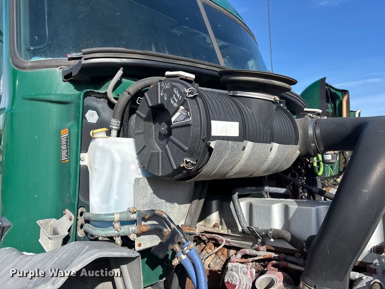 image for item YA2285 2016 Mack CXU613 semi truck